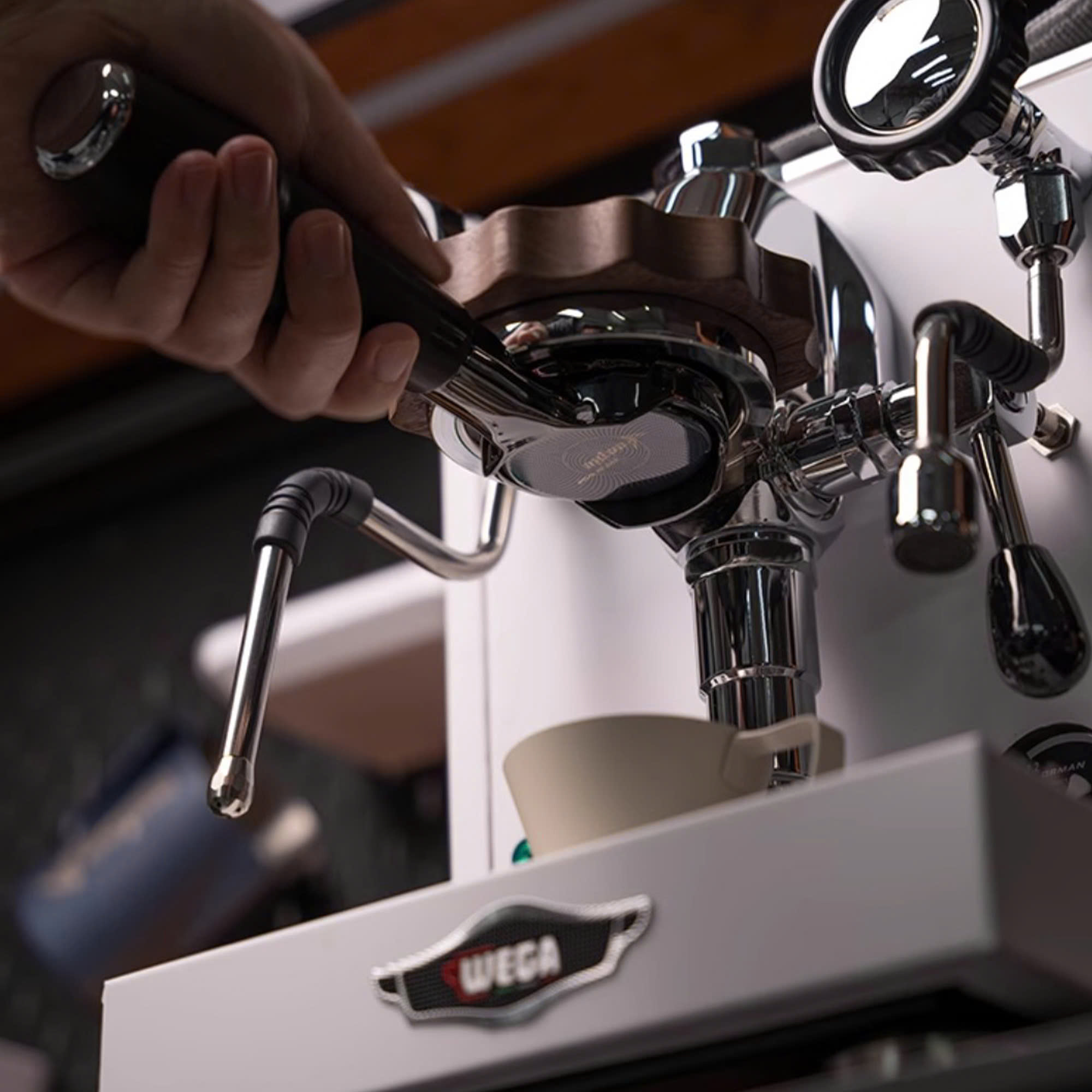Feepie tay cầm gỗ pha espresso không đáy 58mm 2 tai thông dụng