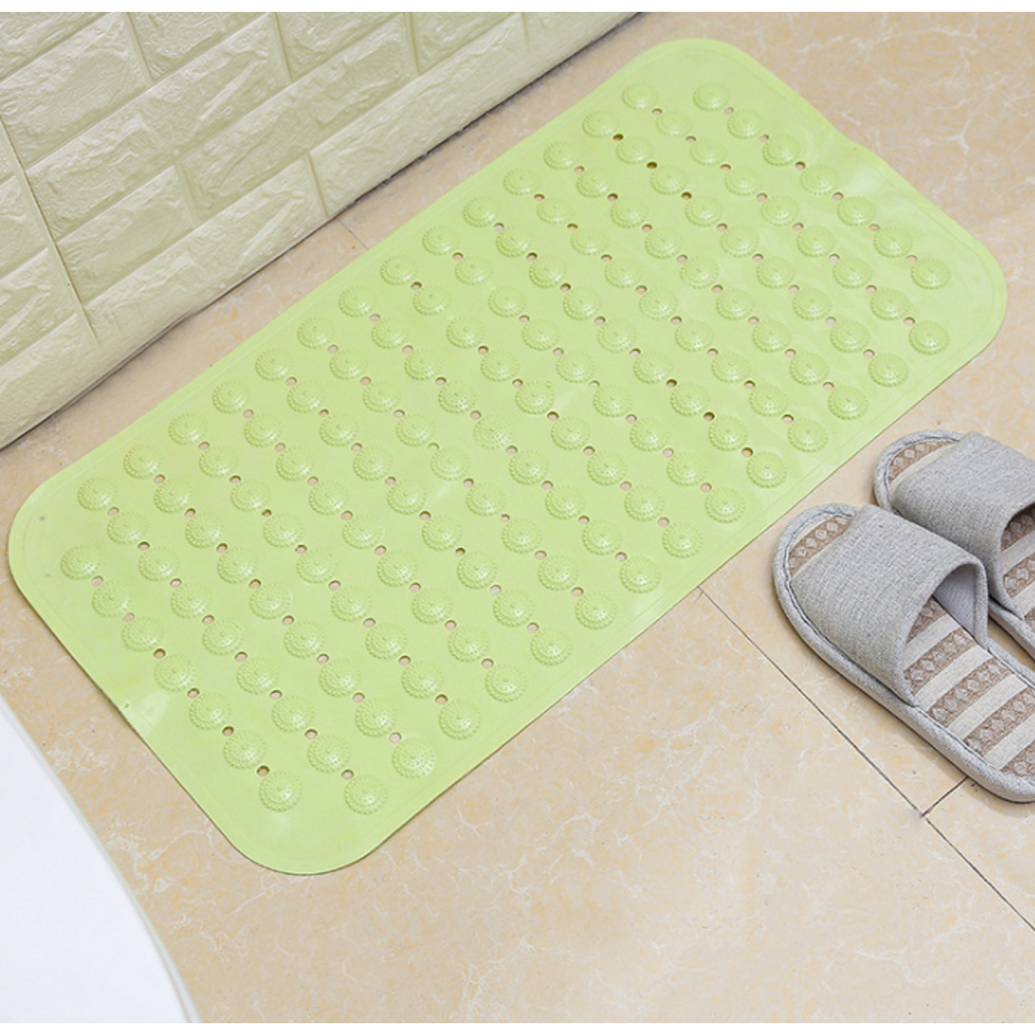 Miếng thảm lót chân chất liệu nhựa déo PVC dùng cho nhà tắm, nhà vệ sinh, chống trơn trượt , có nút massage giúp máu huyết lưu thông - màu giao ngẫu nhiên