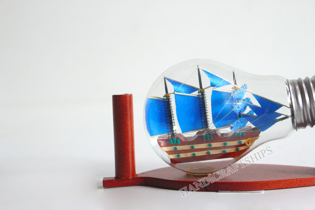 Thuyền trang trí trong bóng đèn