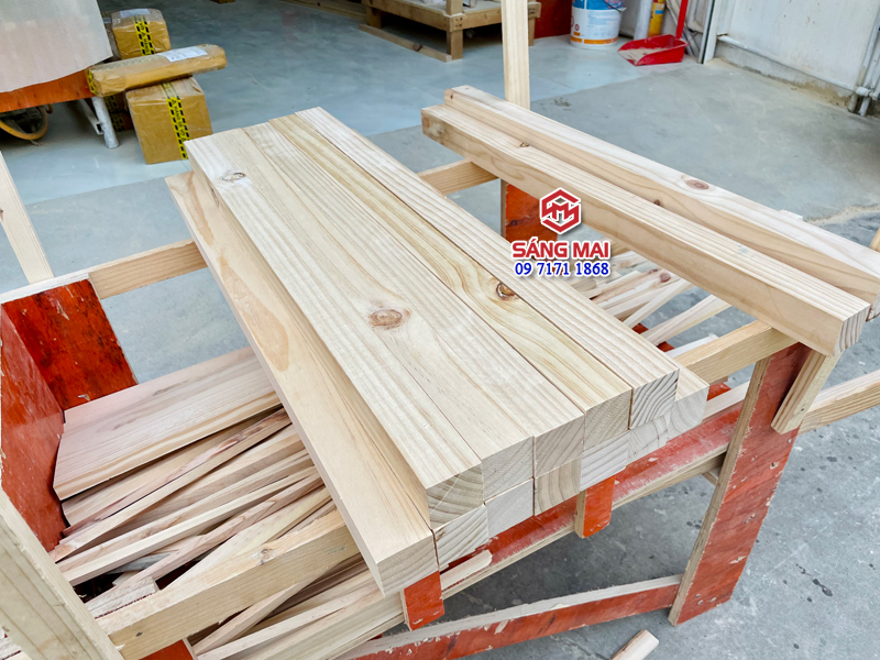 Thanh gỗ thông vuông 4cm x 4cm x dài 80cm + láng mịn 4 mặt