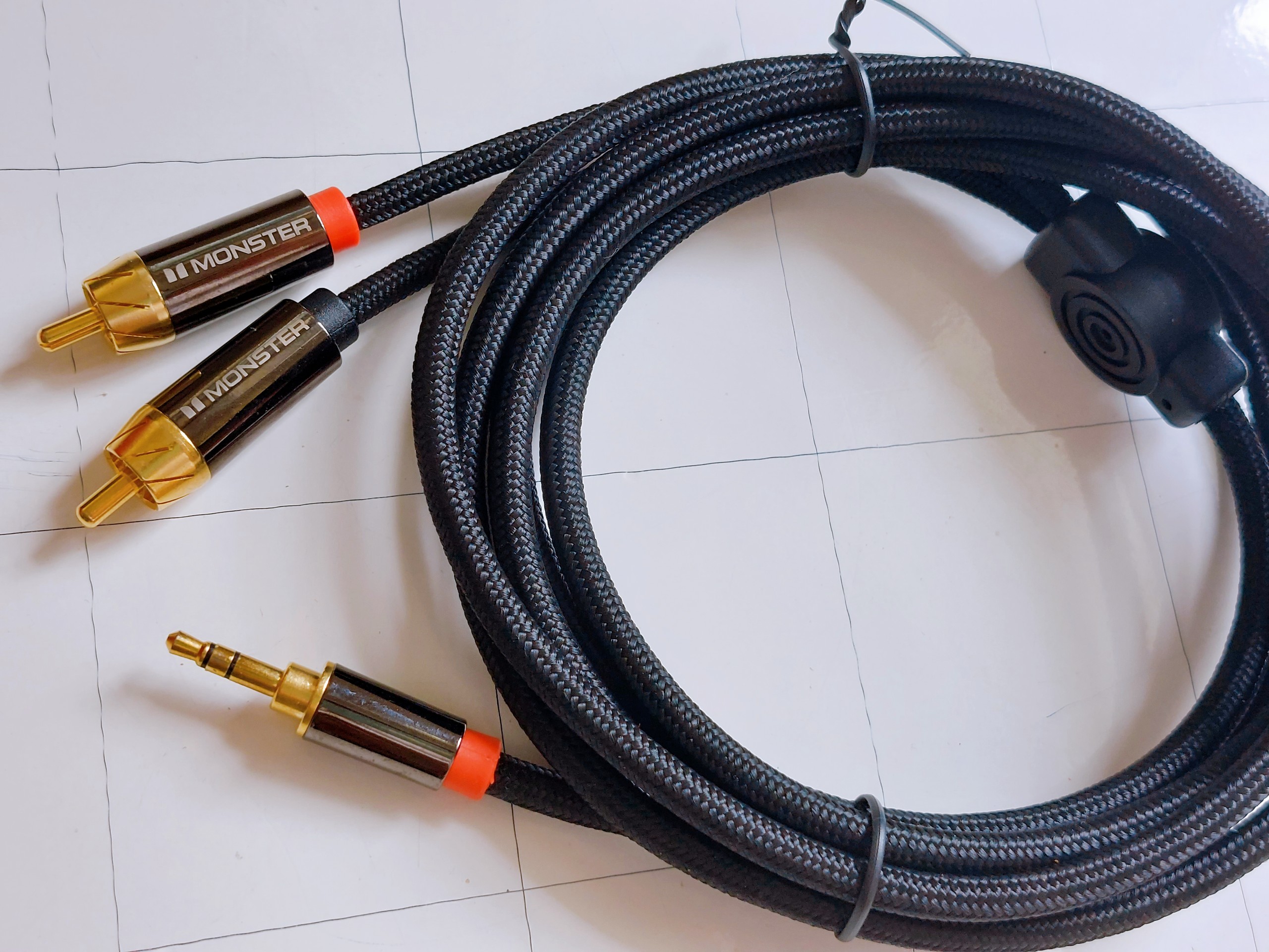 Dây Audio 3,5mm ra 2 đầu RCA (Hoa sen) dài 2 Mét, thương hiệu Monster - Hàng nhập khẩu