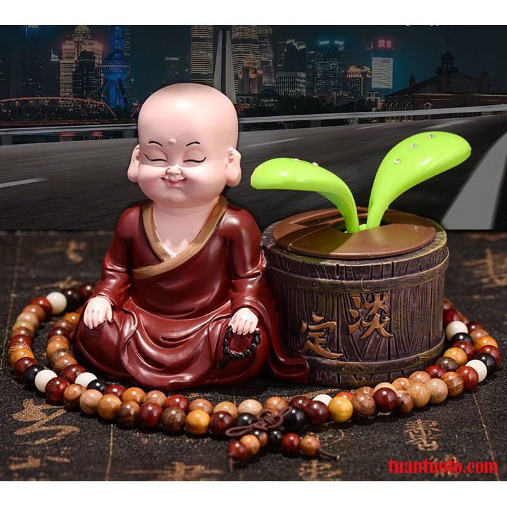 Tiểu hòa thượng và cây lắc lư để trên ô tô