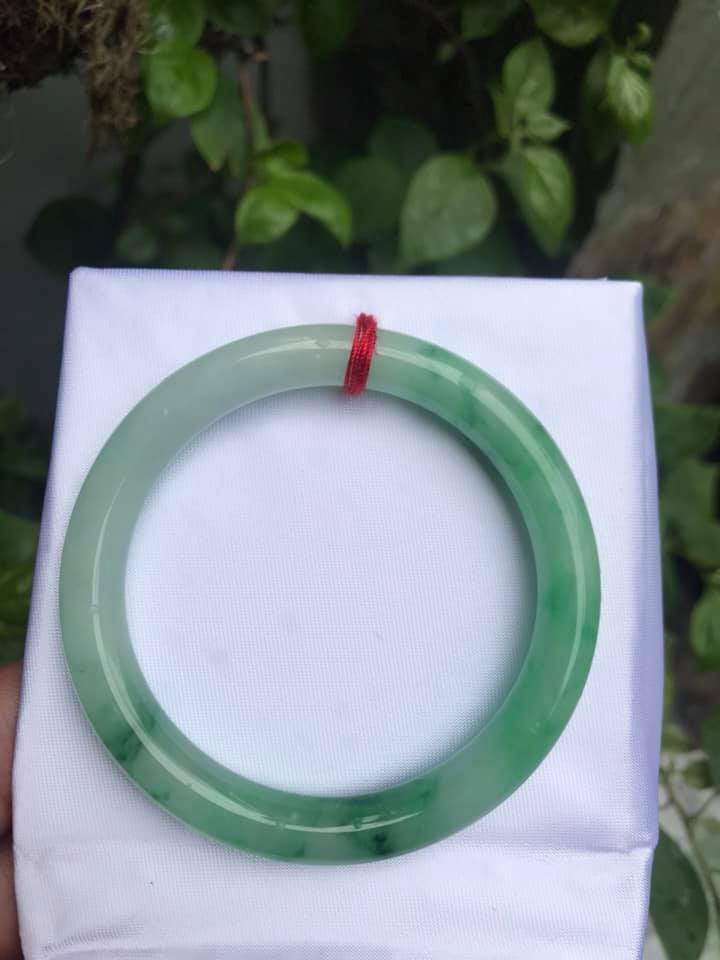 VÒNG ĐÁ CẨM THẠCH TỰ NHIÊN MÀU TRẮNG XANH LÁ NHẸ BÓNG LÝ SƠN THỦY 50MM ĐẸP NỮ 50KG ĐẾ 60KG ĐEO ĐẸP TAY