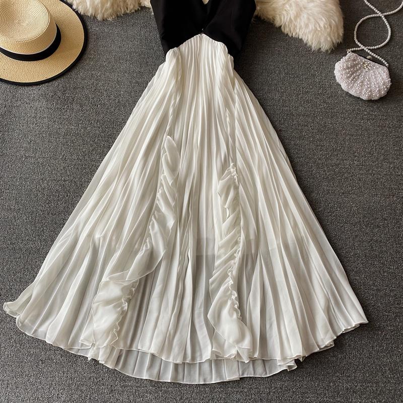 Đầm Maxi 2 Dây với chất vải lụa phối voan mềm mịn và thoáng mát. Đầm thiết kế kiểu dài,với sự phối màu của đen và trắng,kèm thiết kế kiểu 2 dây mảnh mai,tạo nên chiếc đầm mang thời trang phong cách pháp,nhẹ nhàng,nữ tính và lãng mạn