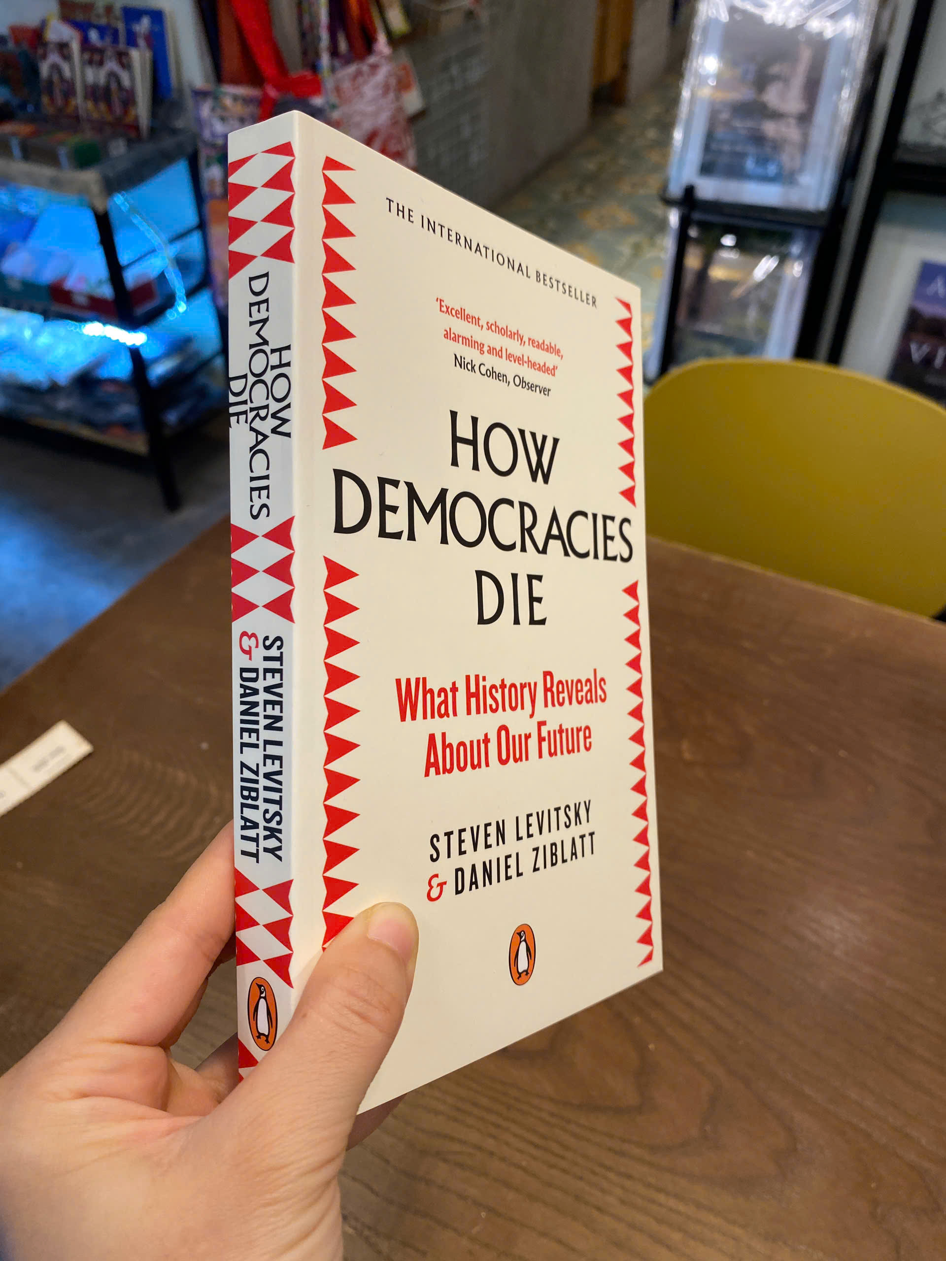 Sách - How Democracies Die by Steven Levitsky | History / Politics Nonfiction / Ngoại văn Nhập khẩu