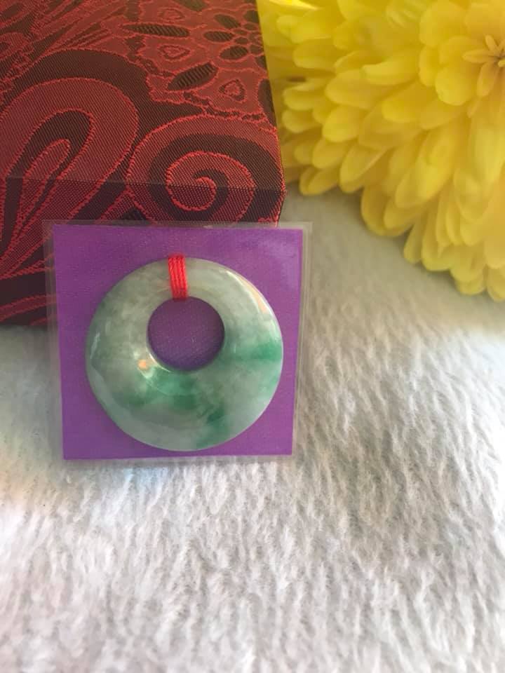 Mặt Dây Chuyền ĐỒNG ĐIẾU KIỂU TRÒN GIỮA TO ĐÁ Cẩm Thạch Tự Nhiên  Size 29mm x Dầy 7mm x Đk tròn bên trong 12mm  MÀU XANH NGỌC CẨM THẠCH LÊN XANH LÁ ĐẬM ĐẸP Nữ làm mặt Dây Chuyền KIỂU Đeo Đẹp ạ