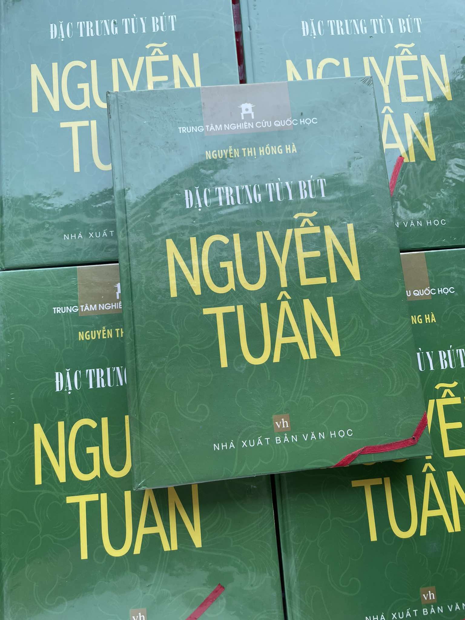 ĐẶC TRƯNG TUỲ BÚT NGUYỄN TUÂN (BÌA CỨNG)