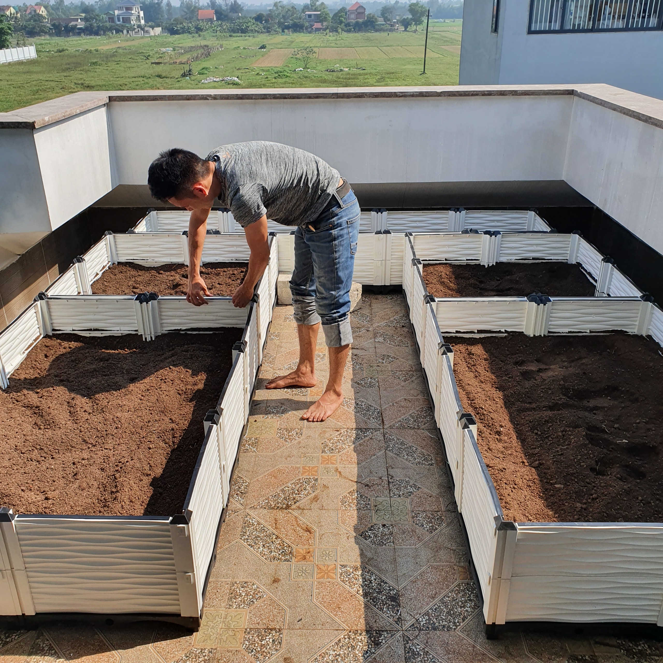 CHẬU GHÉP THÔNG MINH Cm: Bền từ 8-10 năm, phù hợp mọi cây trồng và không gian, Module tùy biến kích thước, an toàn, trọng lượng nhẹ, kết cấu chắc chắn, có khay trữ và thoát nước.