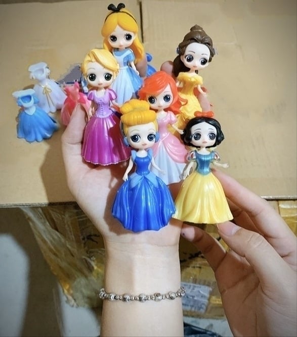 Đồ chơi búp bê thay váy: Set 1 búp bê công chúa Disney cổ tích kèm 3 váy dạ hội thời trang thay đổi
