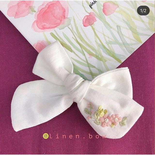 Nơ linen trắng thêu hoa tone pastel