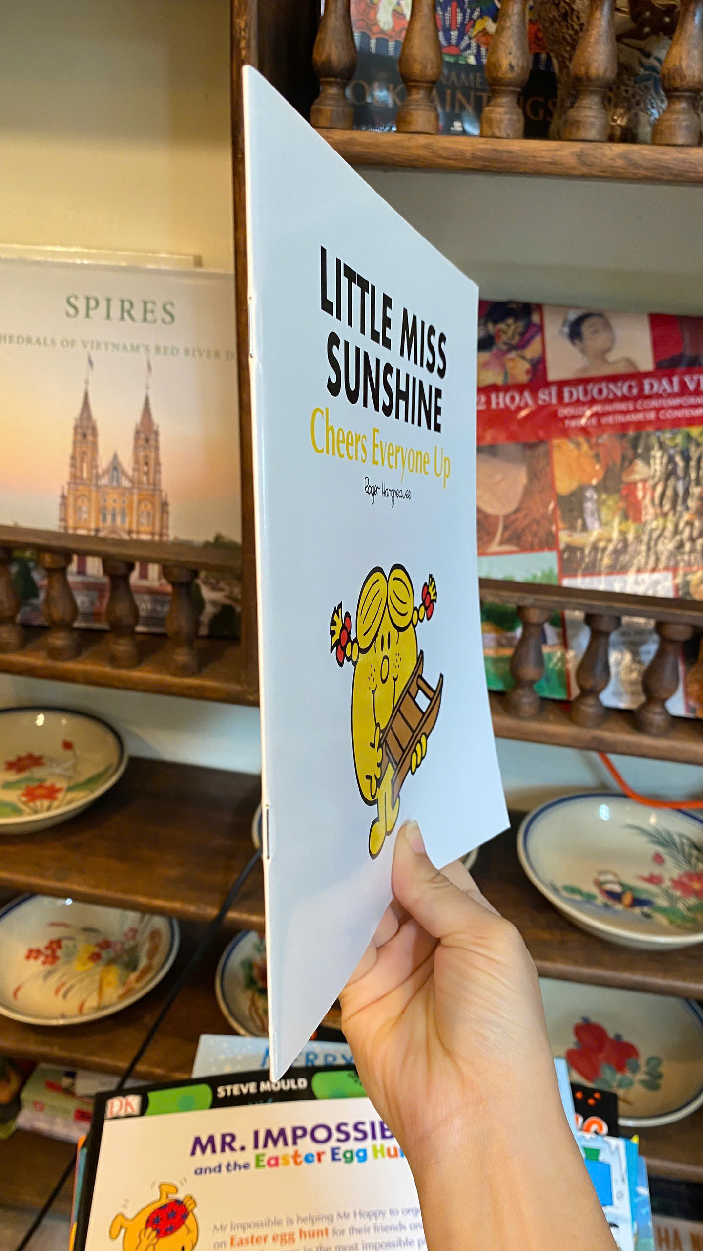 Sách - Little Miss Sunshine Cheers Everyone Up by Roger Hargreaves