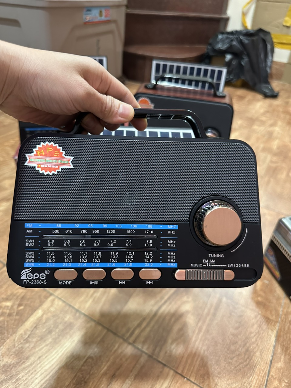 Đài Radio năng lượng mặt trời 2368 S xoay 180 độ kết nối FM,AM,SW,Bluetooth có cổng usb và thẻ nhớ. Pin 6 tiếng hàng Chính hãng Kim Cương