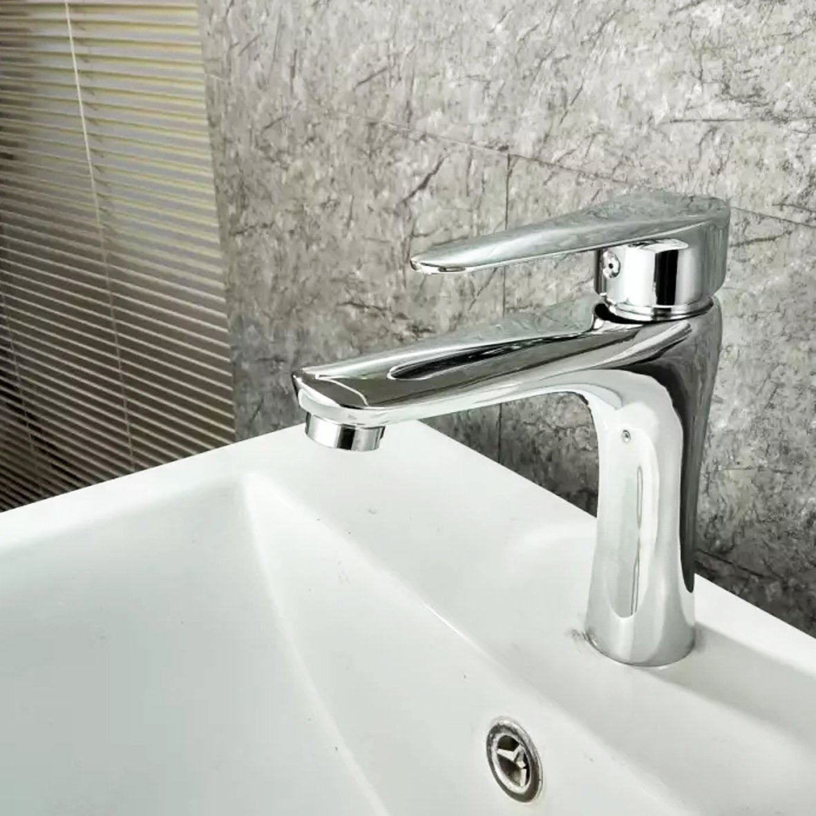 Vòi lavabo nóng lạnh Yamato YLN-010E có dây cấp nóng lạnh đi kèm