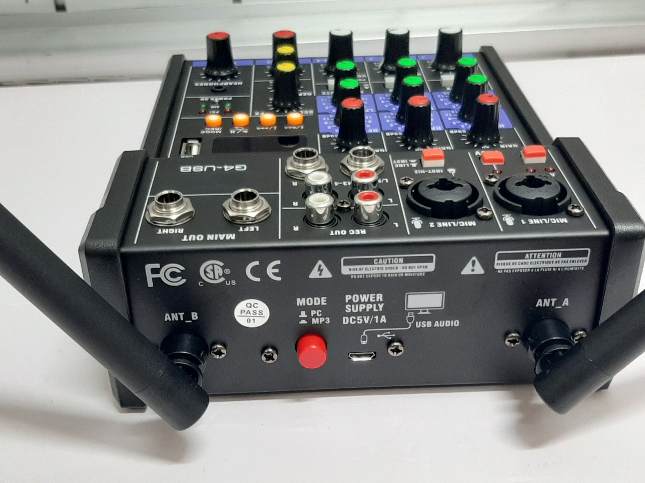 Bàn trộn Mixer Yamaha G4 USB – Chuyên dùng livestream, karaoke gia đình – Có màn hình led – Kèm 2 micro không dây – Dùng được cho loa kéo, loa ô tô, dàn karaoke gia đình, livestream, thu âm - Tích hợp nguồn 5V và 48V cho micro thu âm - Hàng nhập khẩu