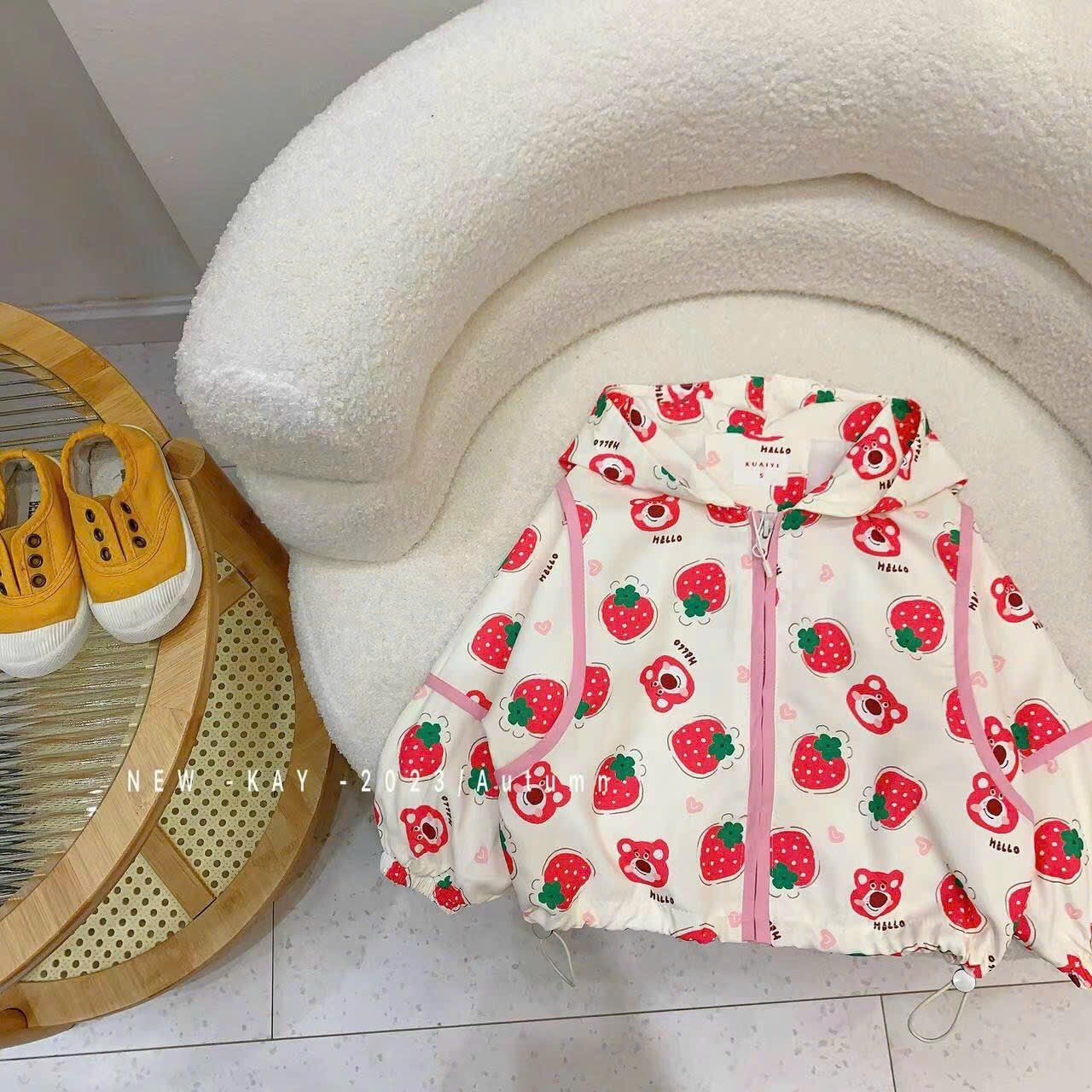 Áo khoác chống nắng có nón cho bé gái hình gấu dâu kuromi từ 10-18kg hàng nhập Quảng Châu cao cấp