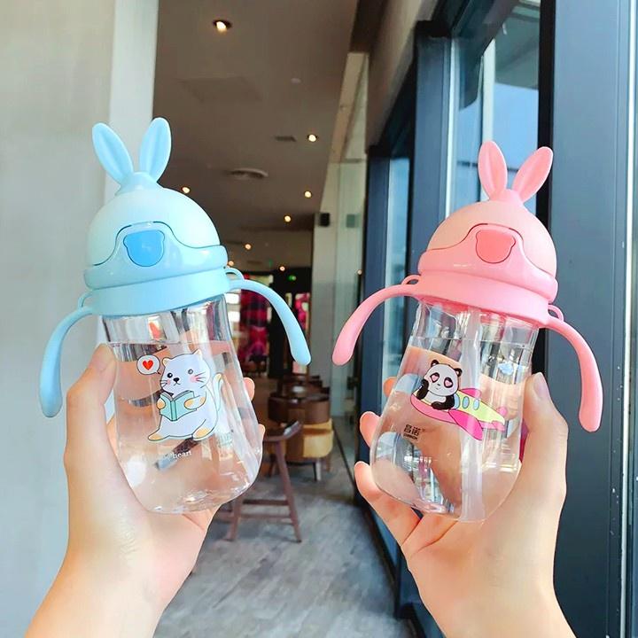 Bình uống nước cho bé có ống hút chống sặc giúp bé đi học an toàn