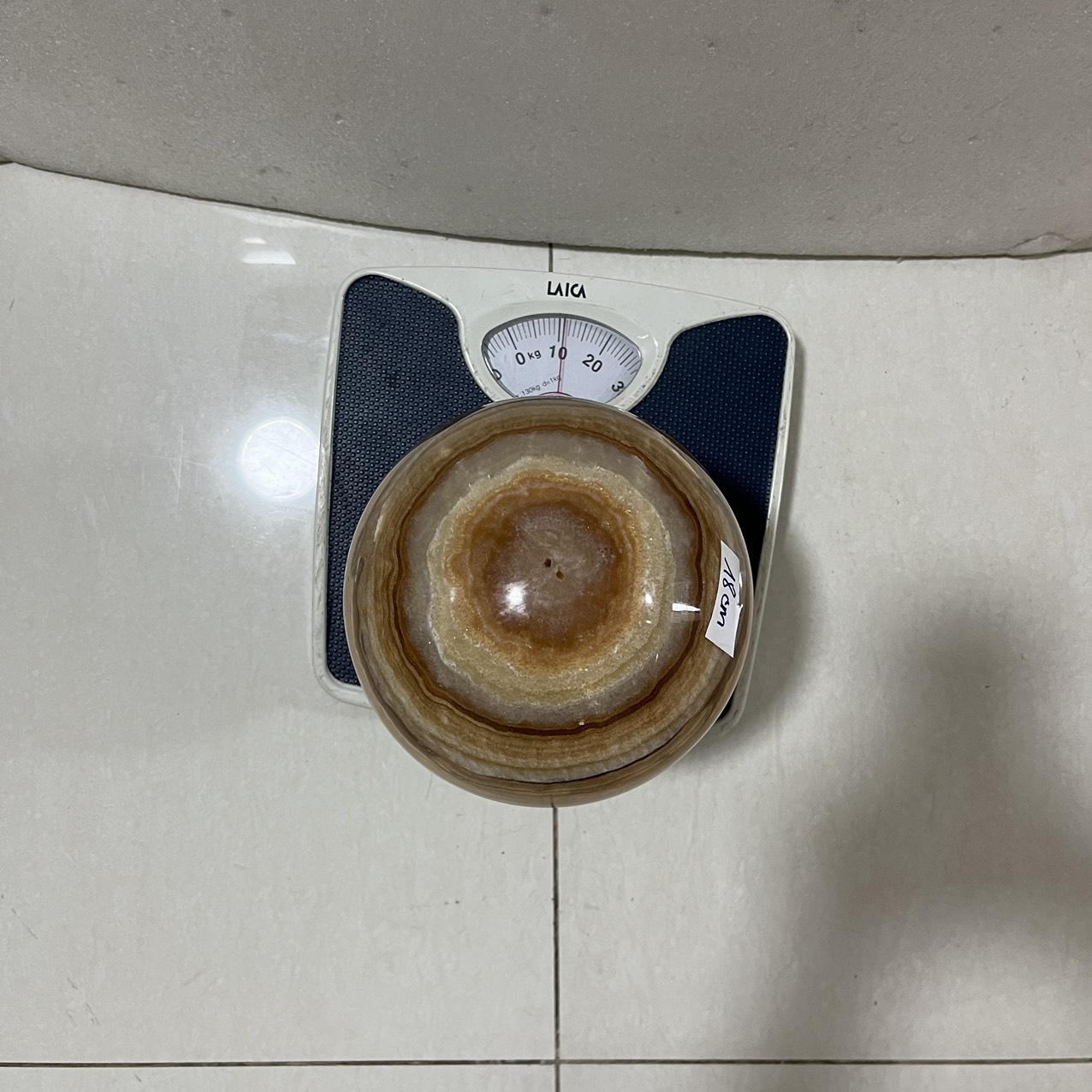 Cầu bi đá tự nhiên đường kính 18 cm, nặng 11 kg có đế màu vàng vân cực đẹp cho người mệnh Kim và Thổ