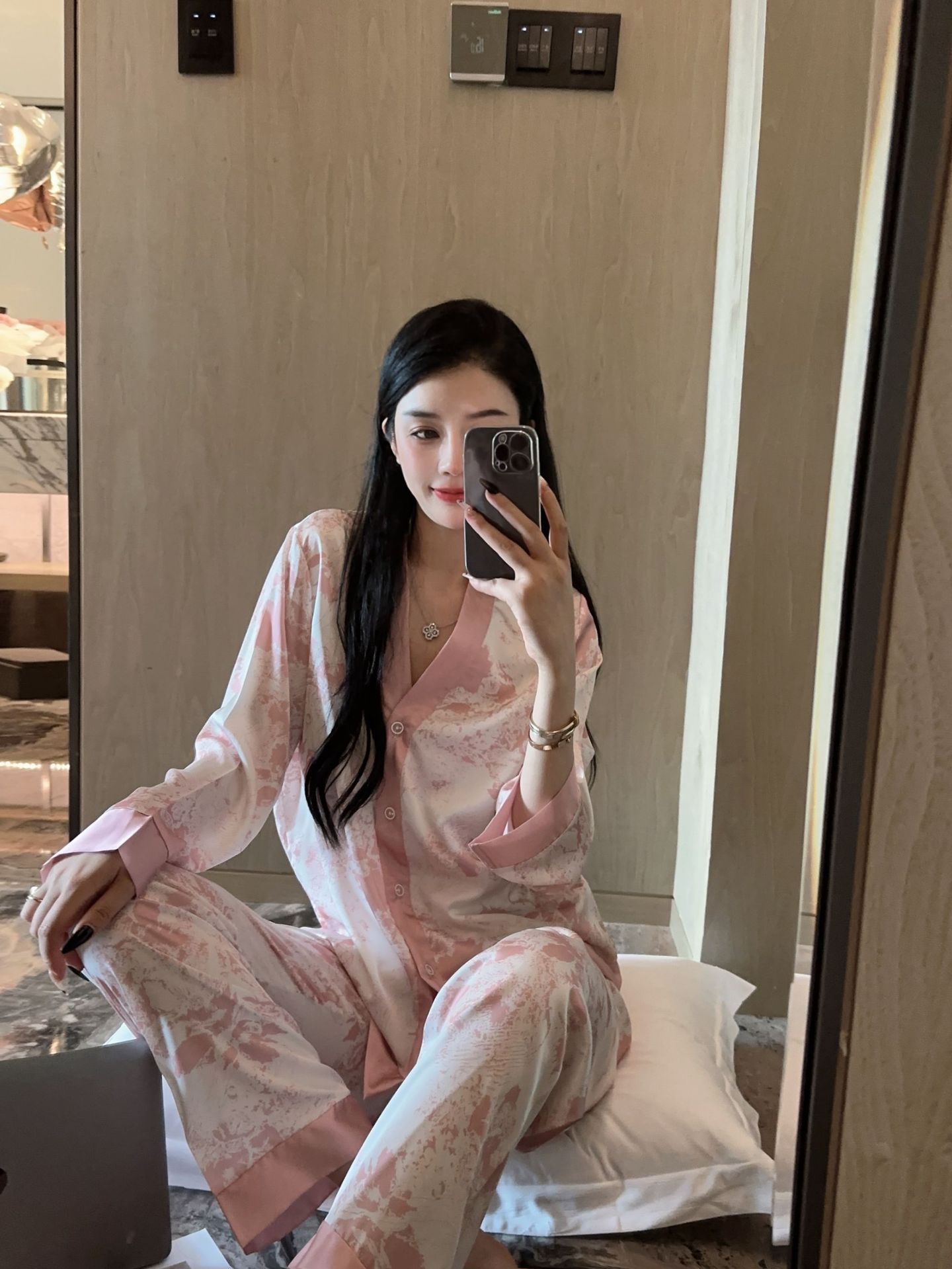 Bộ pyjama lụa mịn cao cấp cổ V tay dài hoạ tiết hồng size M