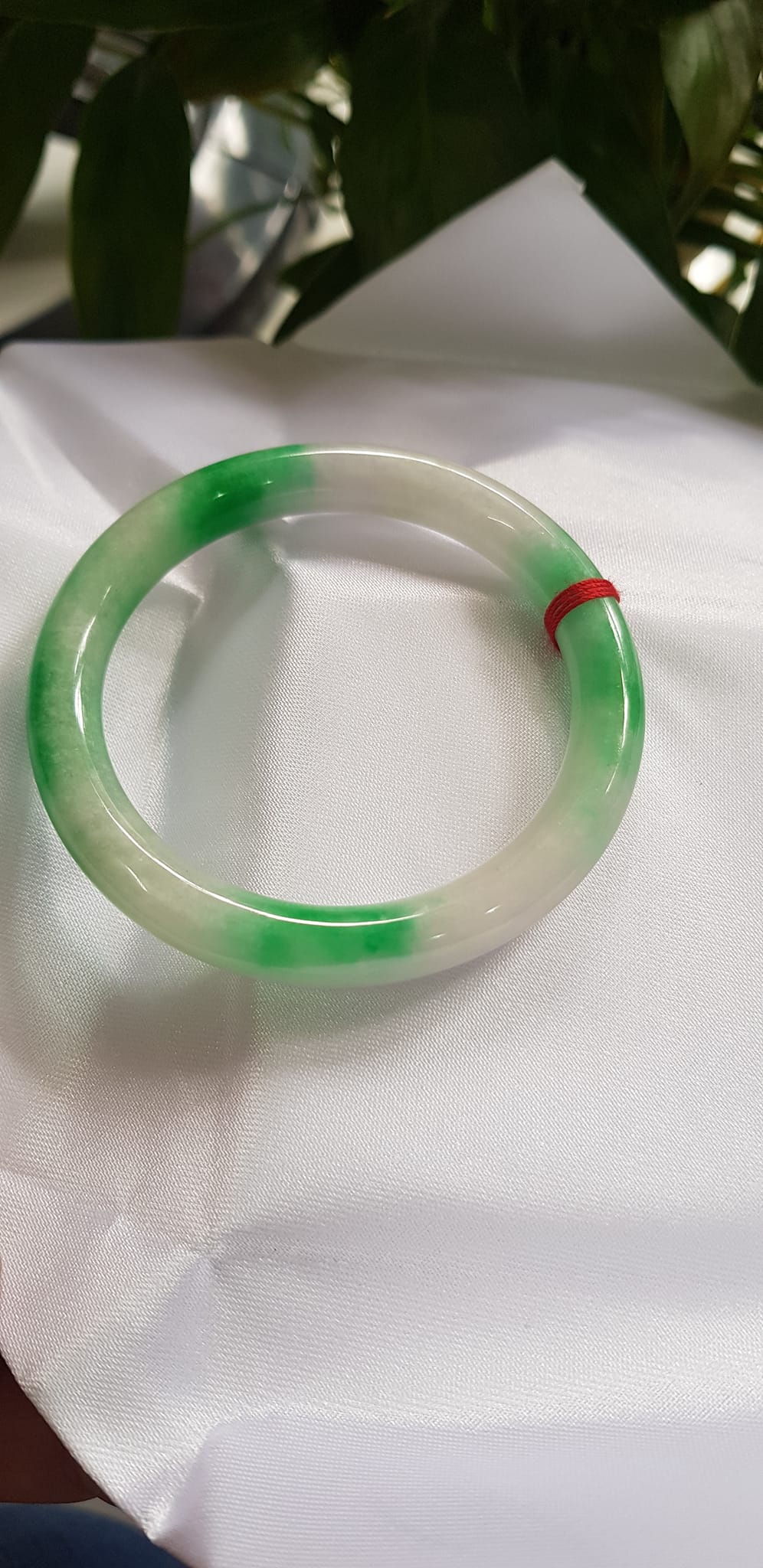 Vòng tay nữ đá Cẩm Thạch tự nhiên mới TR LÝ IC Sịn 51mm x chột 8mm Vòng màu xanh lý trắng bóng đều đẹp nữ 50kg - 54kg đeo ạ