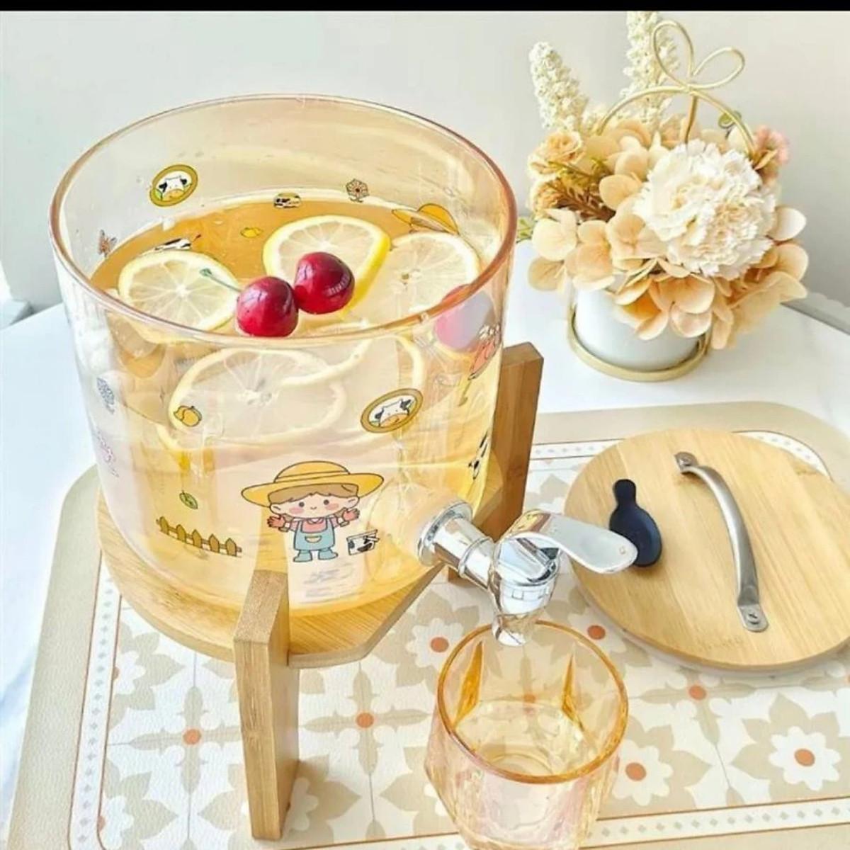 Bình Trà, Bình Đựng Nước Thủy Tinh Stiker 2.5L và 3.5L Có Vòi, Có Nắp Đậy + Tặng Kèm Kệ Gỗ - Bình Pha trà, Nước Trái Cây