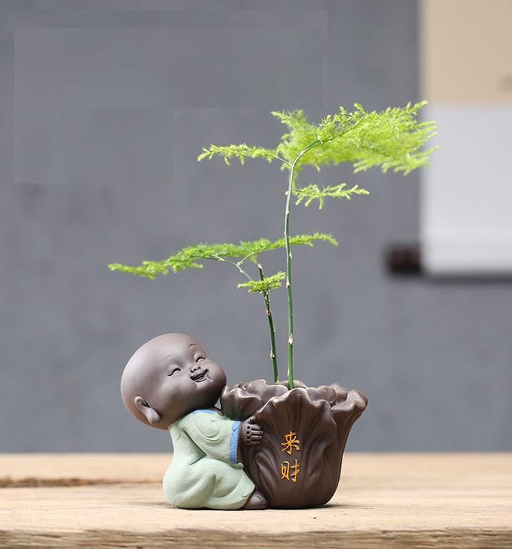 Tượng chú tiểu ôm cải thảo Vạn Sự May Mắn - trồng cây, cắm hoa &amp; trang trí