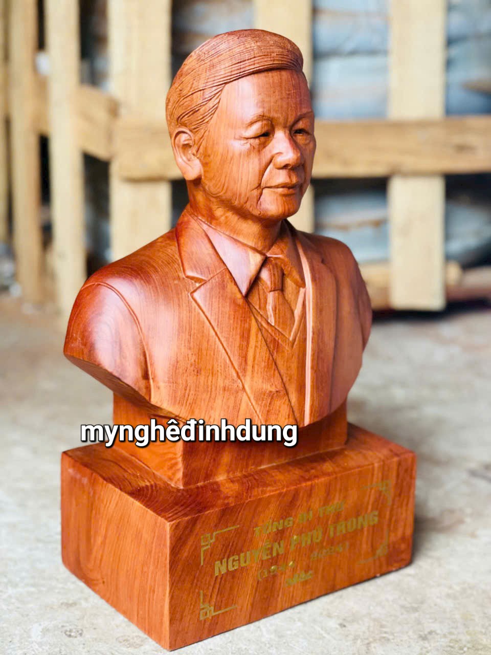 Tượng chân dung tổng bí thư nguyễn phú trọng kính yêu bắng hương đá kt 40x22x14.5cm