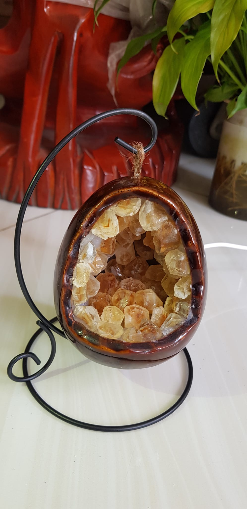 Miếng thạch anh Vàng tự nhiên hốc sâu có đế kiểu có đèn điện công dụng hút tài lộc cả chân Cao 16cm đk 12cm miếng Vàng cao 10cm đk 8cm Anh Chị để bàn trang trí nhà bàn thờ Thần Tài và treo trong phòng làm đèn ngủ may mắn màu Vàng Anh thật sự rất tốt đẹp ạ