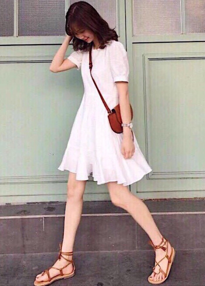 Đầm trắng đuôi cá cột eo