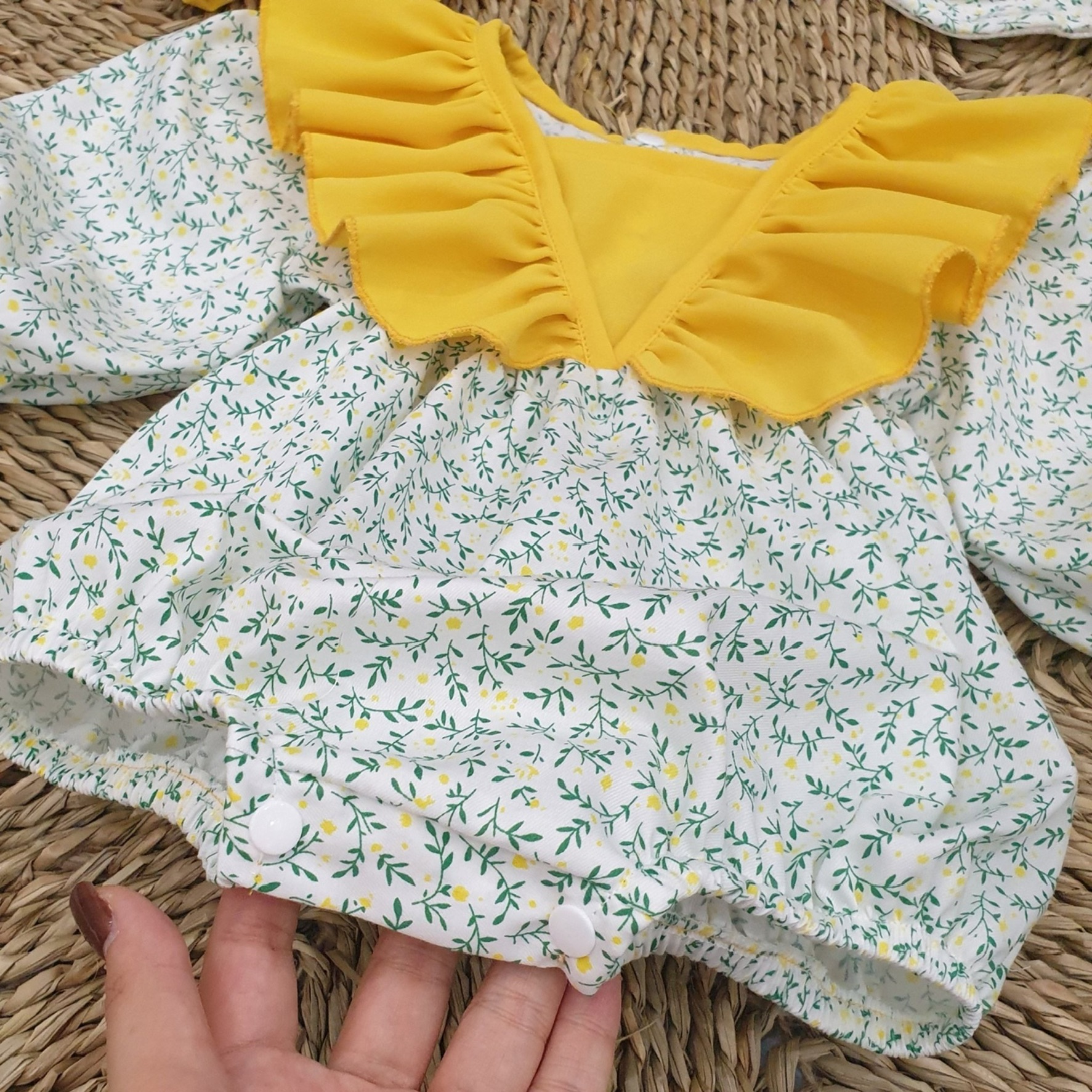 Body hoa xanh 3 chi tiết cho bé gái 4 đến 12kg, Bodysuit chất thô Quảng Châu