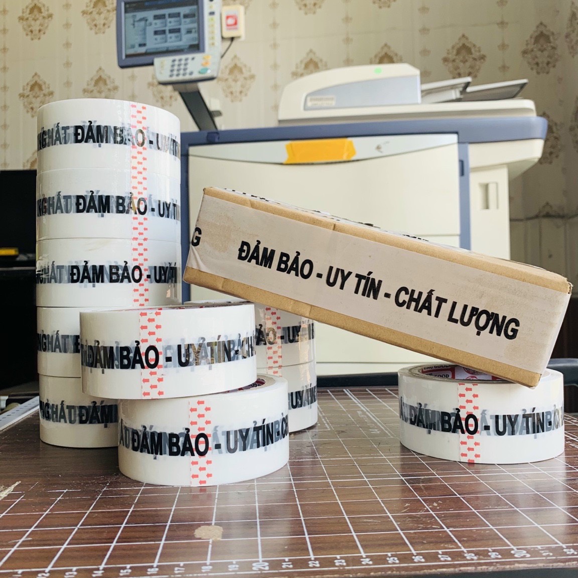 Cuộn băng keo " Đảm bảo - Uy tín - Chất lượng " bản 48mm 100yard BKB111