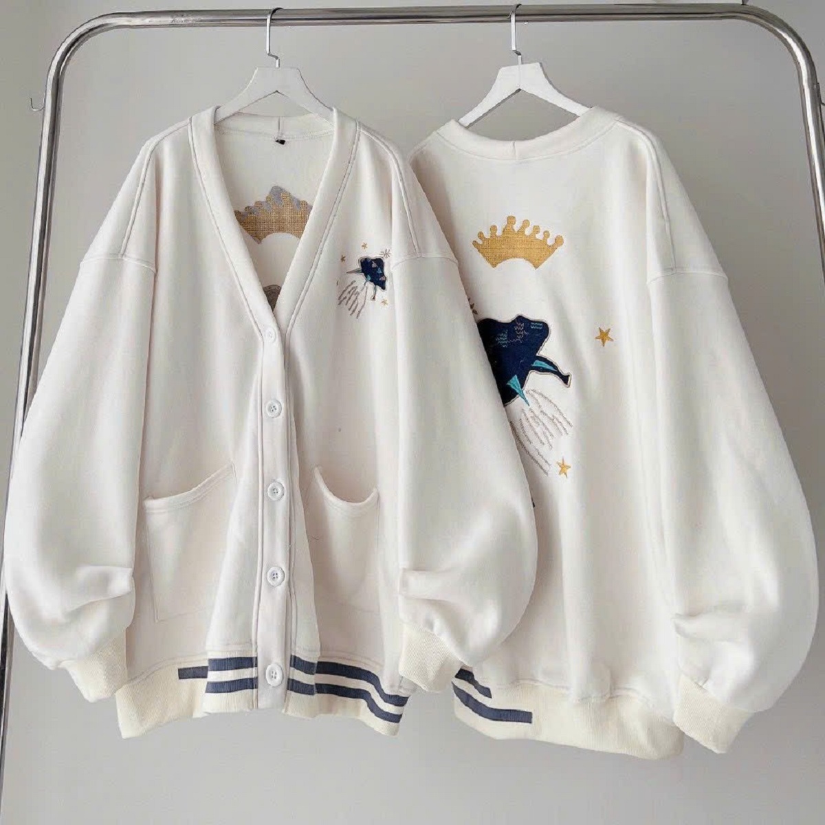 Áo Cardigan Thêu Logo Kiểu Rộng Unisex Nam Nữ Couple Cực Xinh - Khoác Bomber Nỉ Cao Cấp