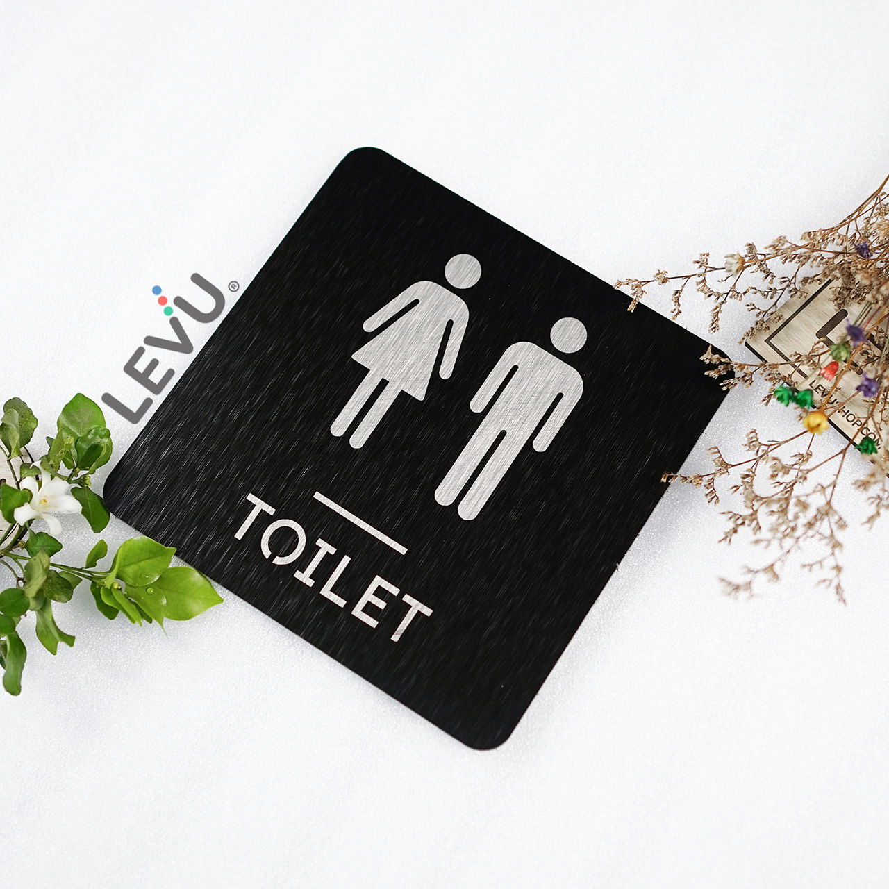 Bảng toilet bằng nhôm alu đen xước trang trí cửa khu vực nhà vệ sinh