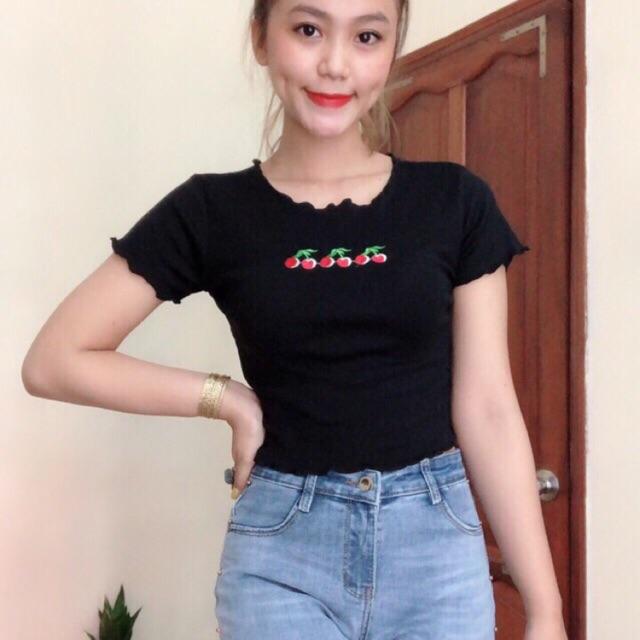 Áo Croptop Tay Ngắn Cuốn Biên Thêu Cherry