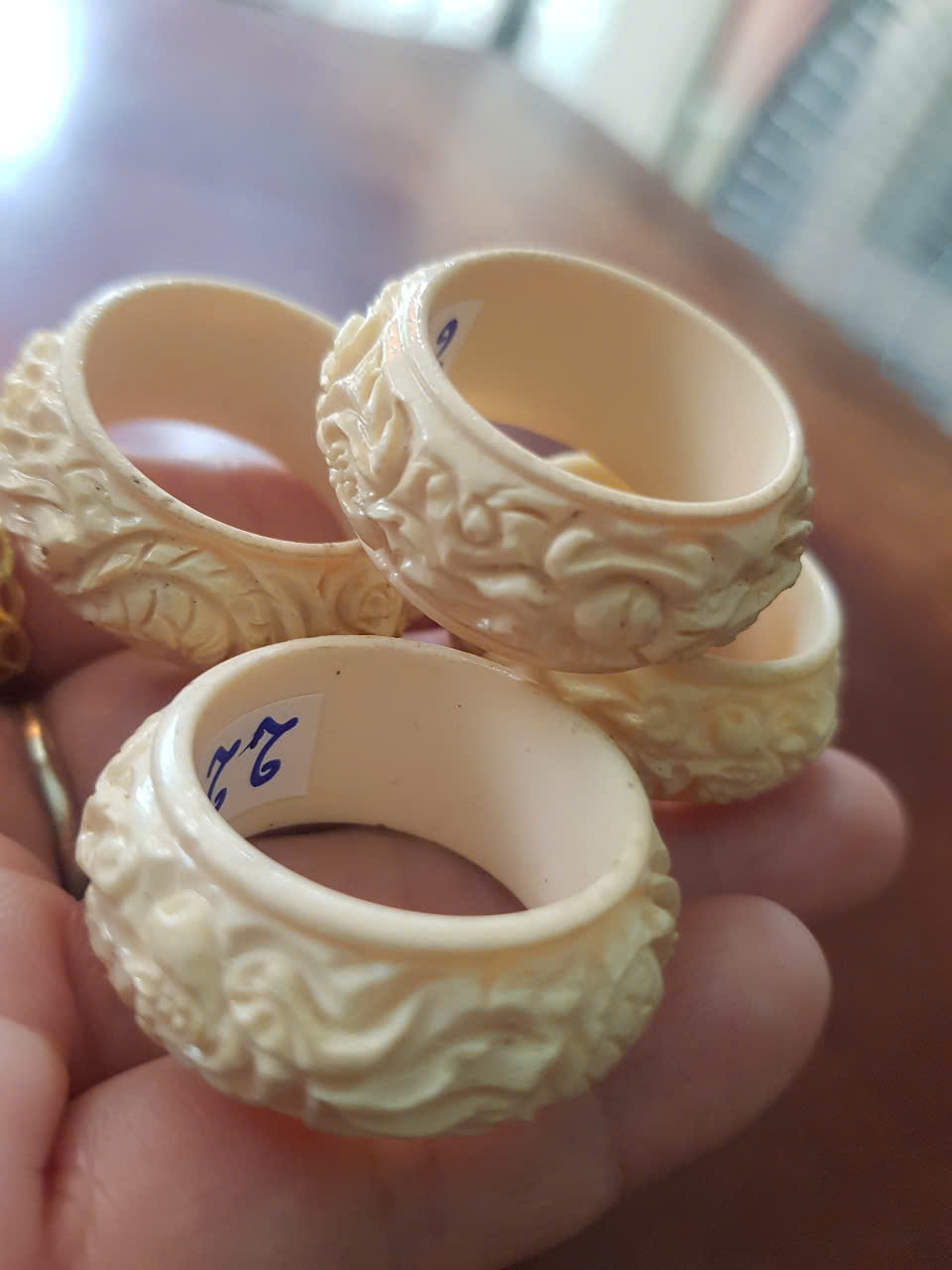 Nhẫn Nam Giả Ngà hay Xương Mỹ Nghệ Chạm Rồng Nổi Lượn Bản tròn Ni 22mm Cao 13mm Dầy 5mm màu trắng Dành Cho Các Anh Nam đeo nhẫn ngón tay cái hay bất kỳ ngón tay nào ni lọt vừa tay là 22mm rẻ vẫn đẹp như thường ạ
