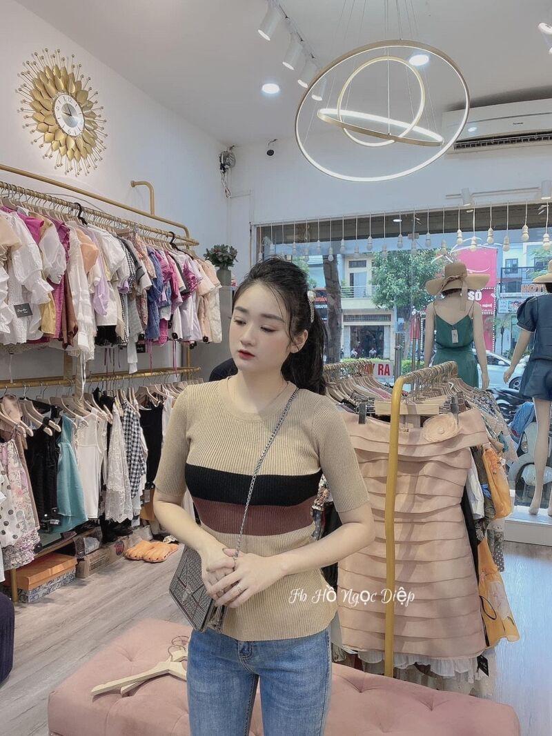 Áo len kẻ nâu cổ tròn phối