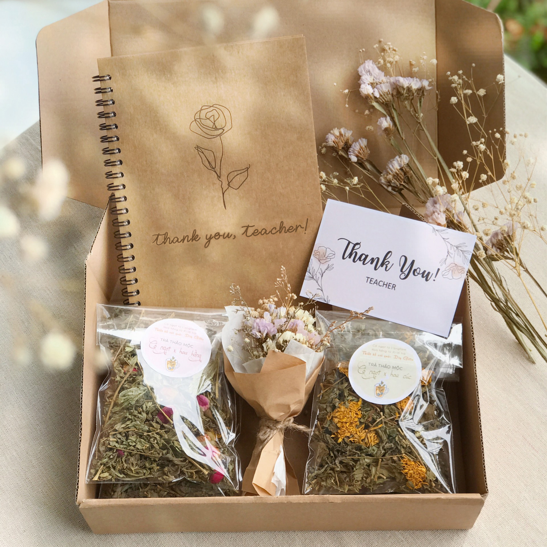 SET QUÀ TẶNG 20/11, QUÀ TẶNG THẦY CÔ GIÁO, HỘP QUÀ SỔ KRAFT, TRÀ THẢO MỘC, HOA KHÔ