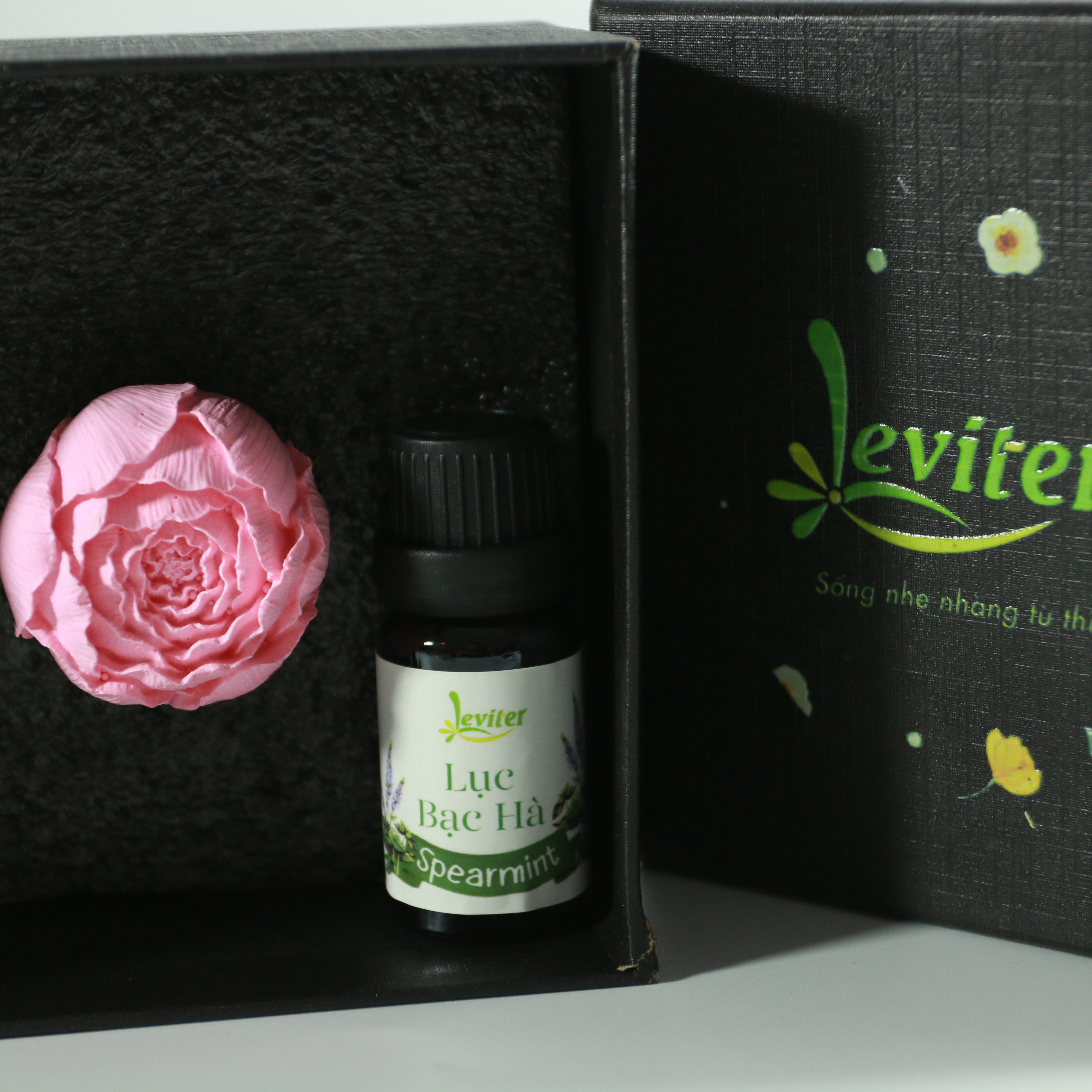 Combo Tinh Dầu Lục Bạc Hà Leviter 10ml Và Nụ Hoa Hồng Kẹp Cửa Gió Xe Ôtô