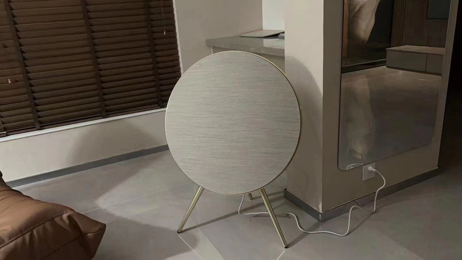 Loa Bluetooth Bang &amp; Olufsen Beoplay A9 MK4 SPECIAL EDITION Gold Tone/ White Oak - Hàng nhập khẩu