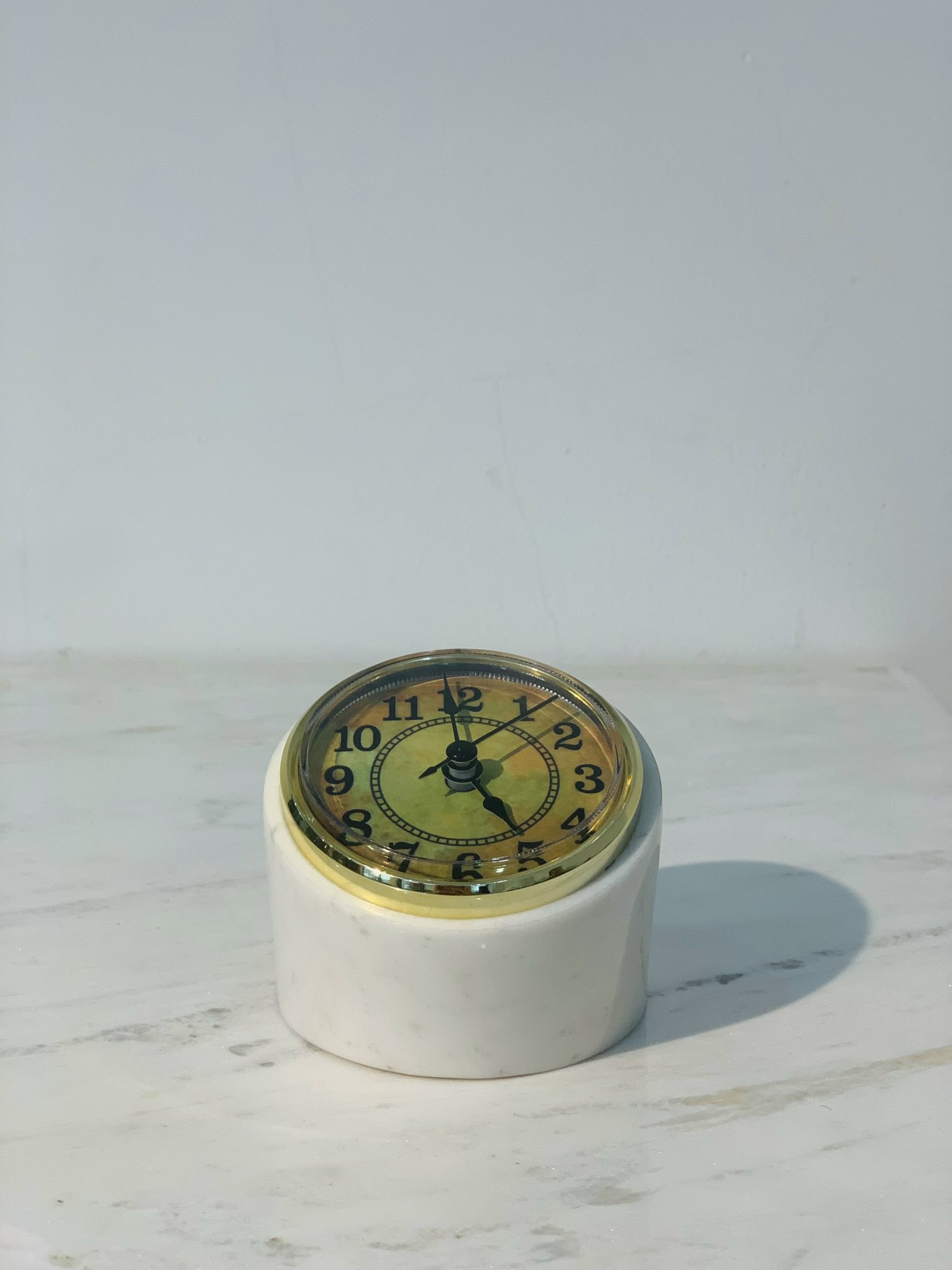 Đồng hồ để bàn đá tự nhiên DH06 tròn nhỏ màu Trắng sữa