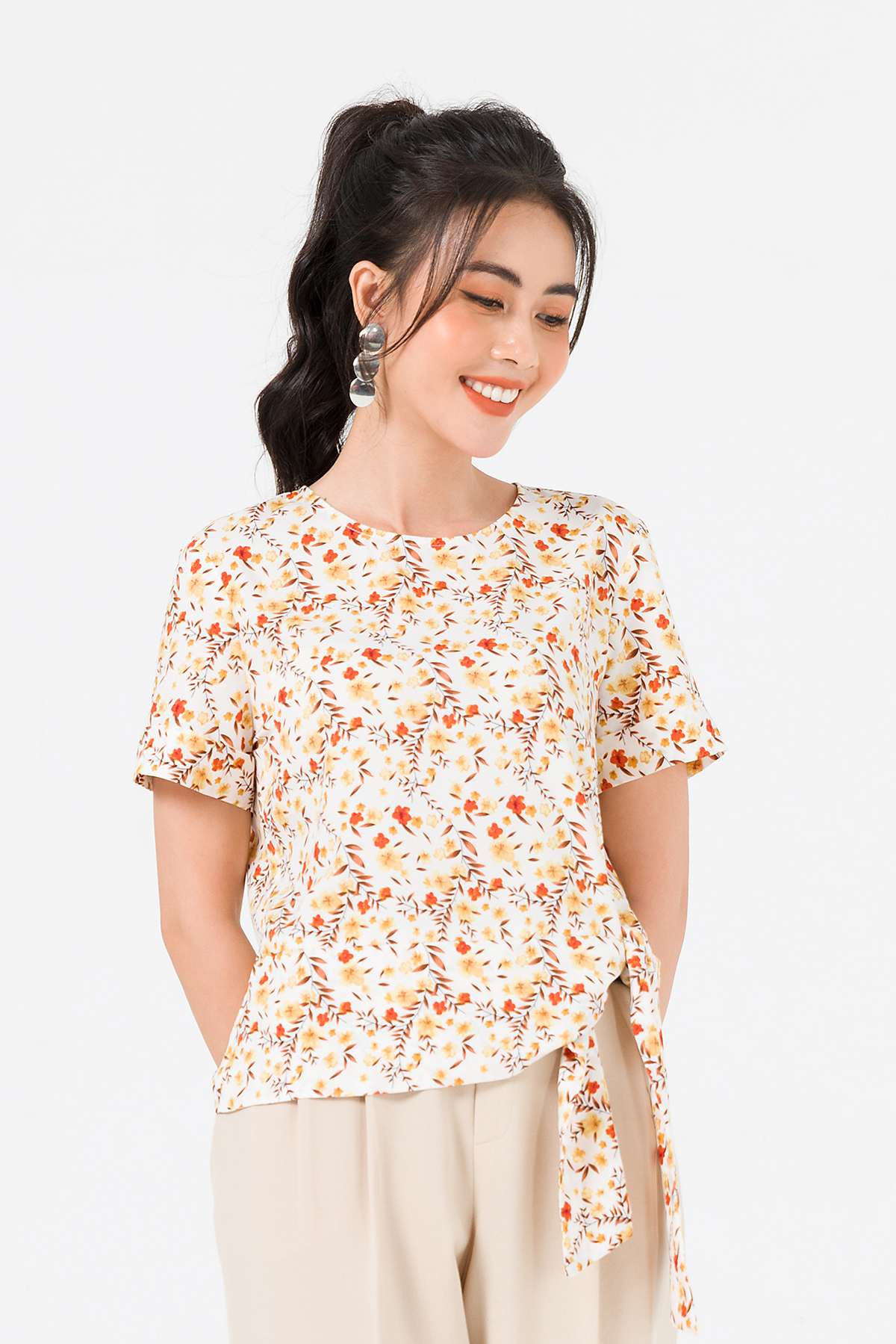 Áo nơ eo, tay lơ vê LAMER L61B20H014-F1541 (Trắng Họa Tiết Nâu
