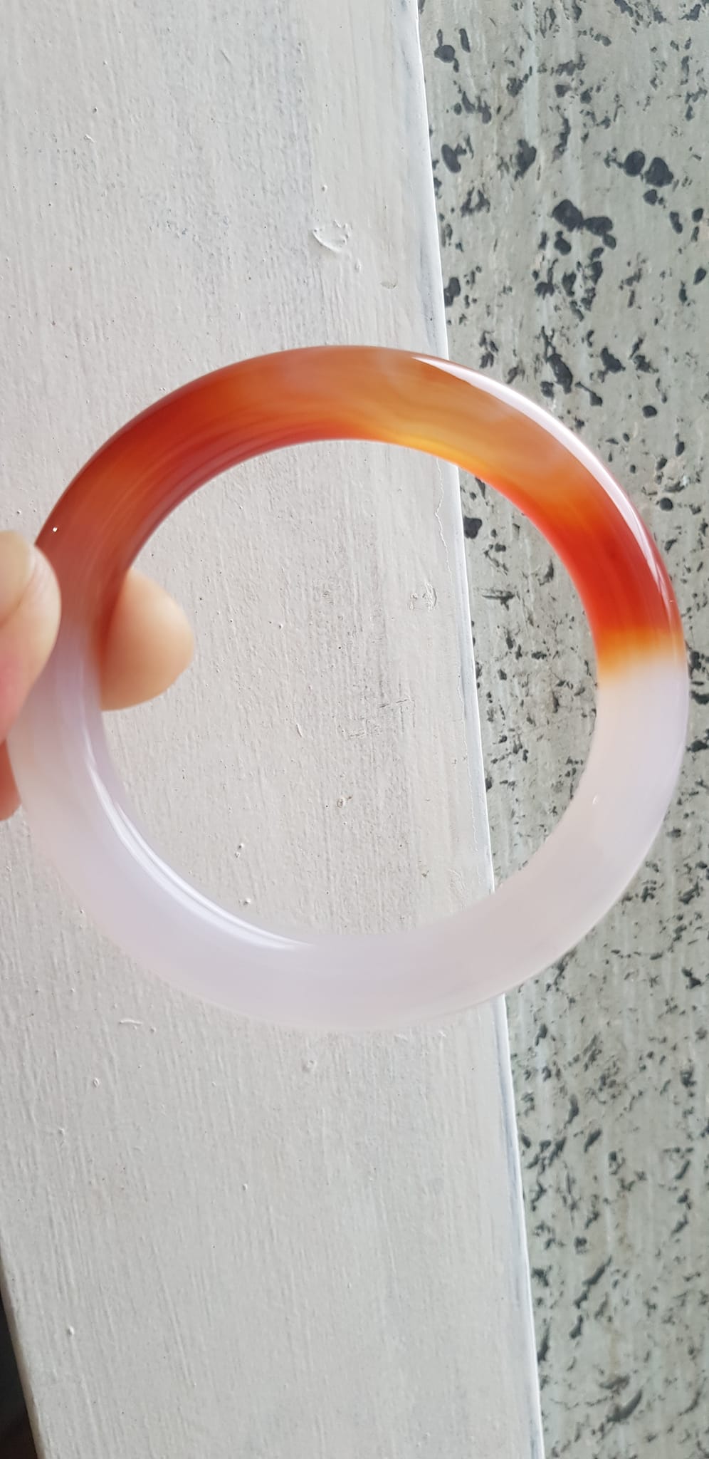 Vòng tay đá mã não Đỏ đậm Trắng Ni 56mm x cọng to 10mm Màu đỏ đậm trắng bóng 1 bên đẹp ạ Nữ 55kg - 63kg đeo xinh tay đẹp ạ