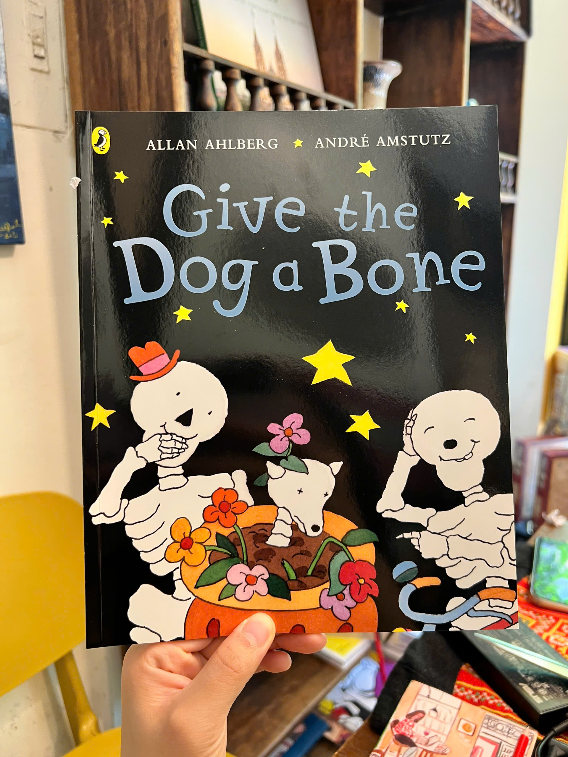 Sách - Give The Dog A Bone (Funnybones) | Childrens Picture Book / Ngoại văn Thiếu nhi Nhập khẩu