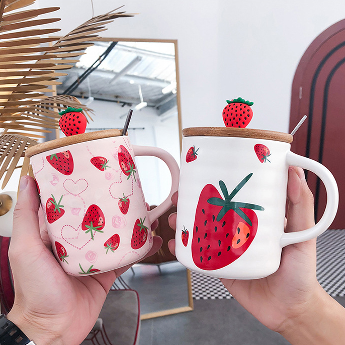 Ly cốc Sứ Kèm thìa nắp gỗ Strawberry ngọt ngào