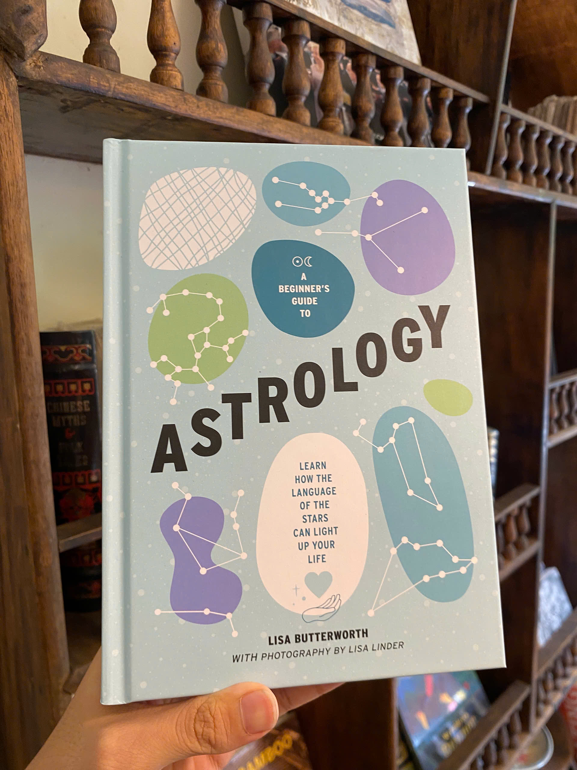 Sách - A Beginner's Guide to Astrology by Lisa Butterworth | Language of the Stars | English Book