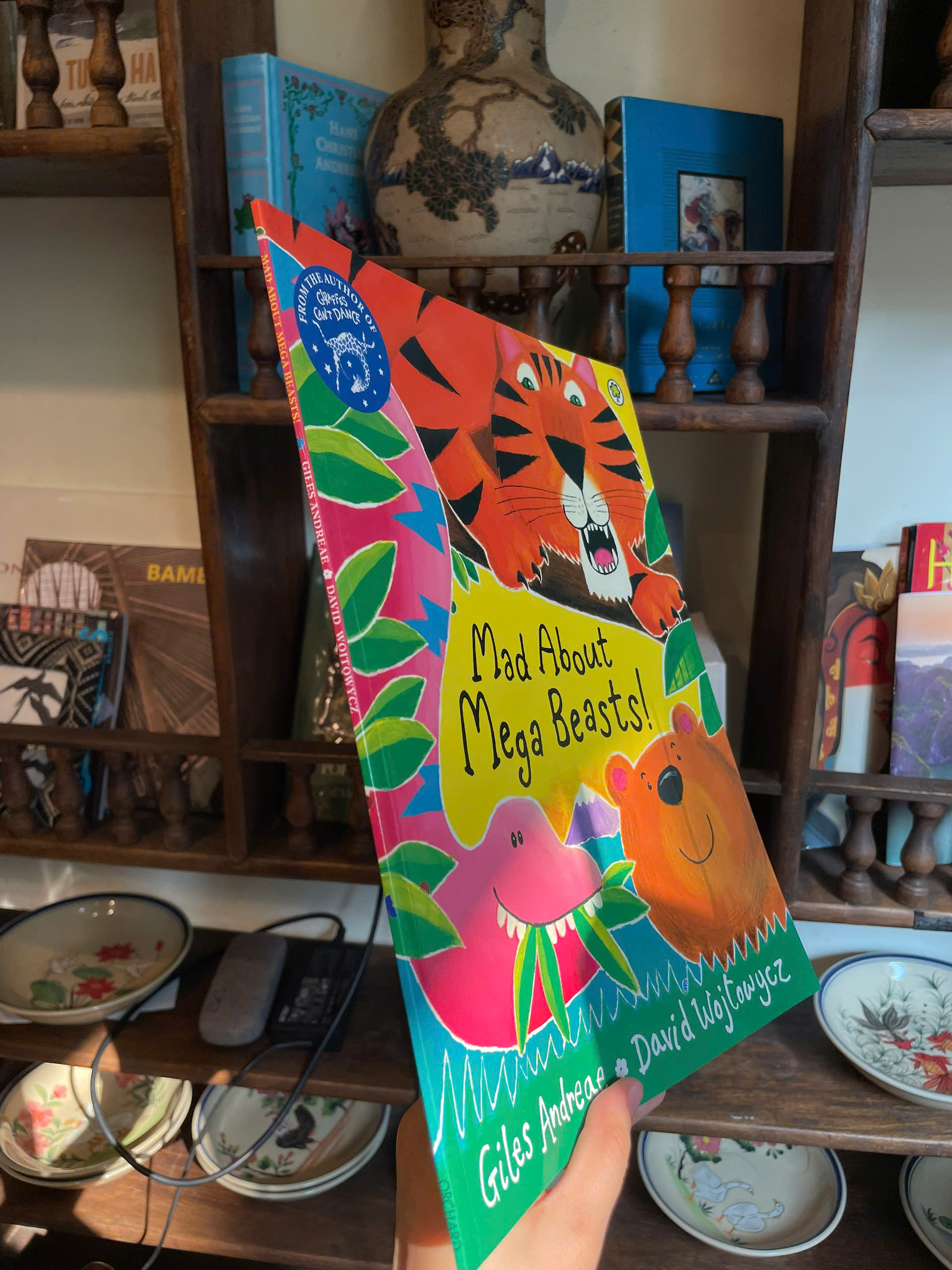 Sách - Mad About Mega Beasts by Giles Andreae - Children Picture Story book in English - Ngoại Văn