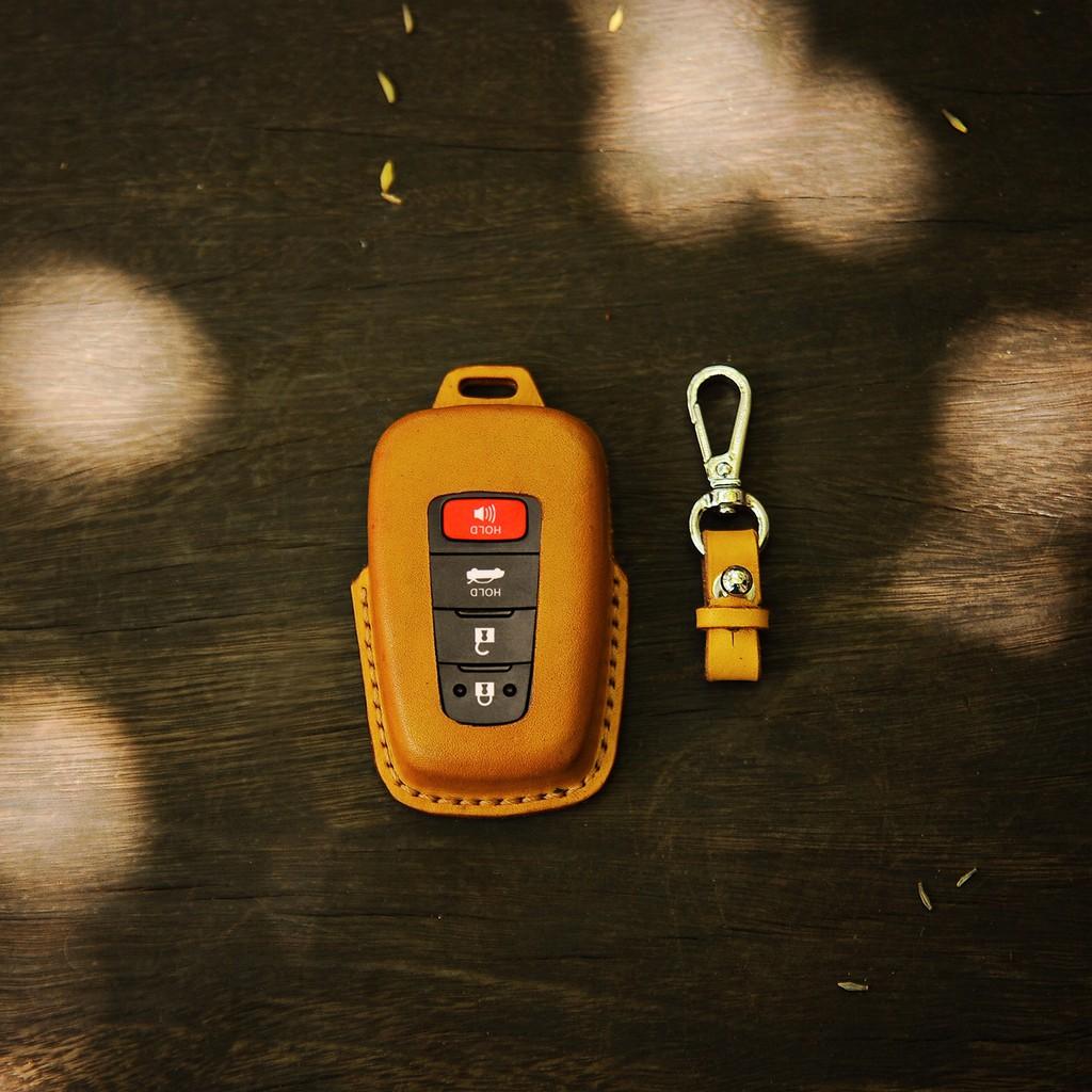 BAO MÁY THỦ CÔNG ĐƯỢC CHẾ TÁC TỈ MỈ DÀNH CHO CHÌA XE CAMRY - BAO DA ĐEO HÔNG VỚI GAM MÀU VÀNG THỜI THƯỢNG