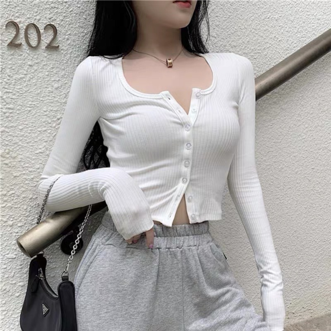 Áo croptop cúc giữa dài tay cổ tròn màu trắng chất thun gân