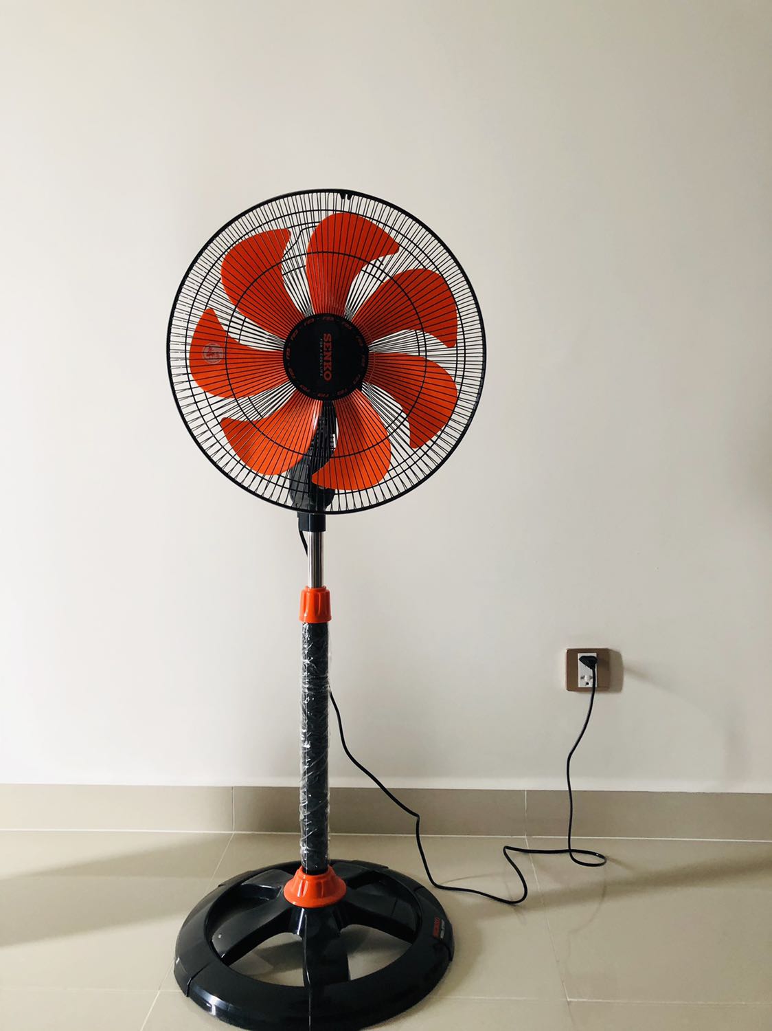 Quạt Đứng Thân Sắt Senko DTS1607 - Giao màu ngẫu nhiên