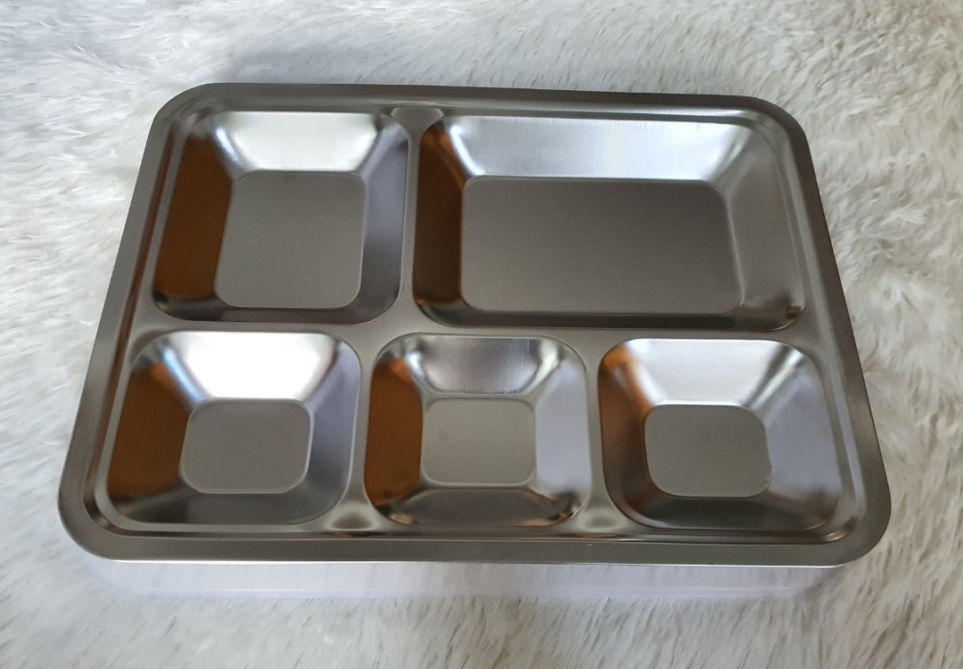 Khay cơm inox 5 ngăn, inox 201 có nắp nhựa