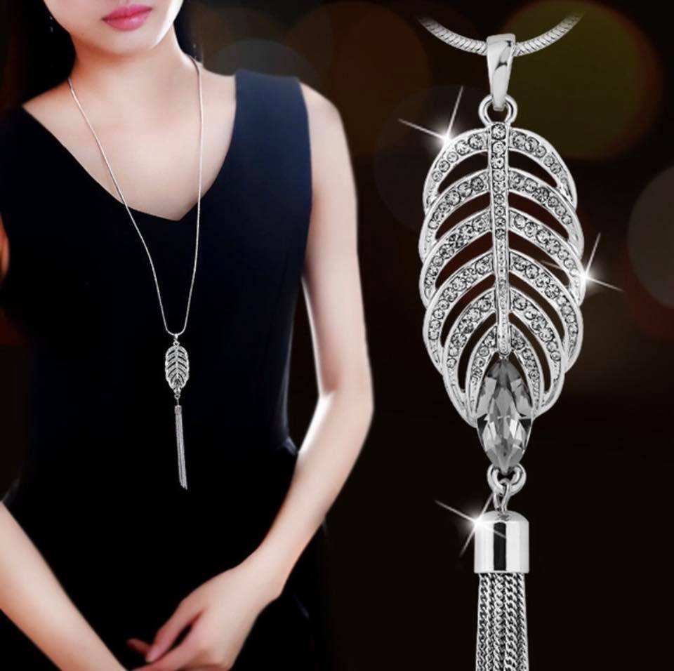 Dây đeo cổ, kết hợp mặt dây lá đính đá kèm tua rua, thiết kế sang trọng, dễ phối thời trang, kèm ảnh shop chụp